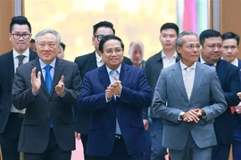 El primer ministro vietnamita, Pham Minh Chinh (centro) presidió hoy una reunión del Comité Permanente del Gobierno con las pequeñas y medianas empresas (Fuente: VNA)