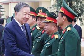 El secretario general del Partido Comunista de Vietnam (PCV), To Lam, efectúa una visita de trabajo a la Brigada de Misiles 490 del Cuerpo de Artillería (Fuente: VNA)