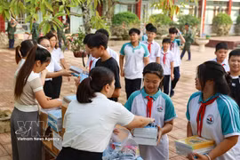 La escuela secundaria Trung Vuong en la de provincia de Thai Nguyen preparó cuadernos y bolígrafos para distribuir entre los estudiantes que carecían de ellos debido a las inundaciones en sus hogares en octubre de 2025. Foto: VNA.