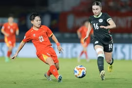 La vietnamita Ngan Thi Van Su (21) y la australiana Chessari (16) compiten por el balón en las semifinales de la Copa Serenity MSIG Femenina de la ASEAN 2025, el 16 de agosto. (Foto: VNA)