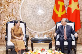 El secretario general del Partido Comunista de Vietnam, To Lam, y la vicepresidenta del Partido Popular de Camboya (CPP) y titular del Consejo Nacional del Frente de Solidaridad para el Desarrollo de la Patria de ese país, Men Sam An (Fuente: VNA)