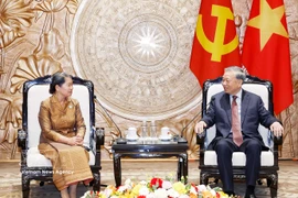El secretario general del Partido Comunista de Vietnam, To Lam, y la vicepresidenta del Partido Popular de Camboya (CPP) y titular del Consejo Nacional del Frente de Solidaridad para el Desarrollo de la Patria de ese país, Men Sam An (Fuente: VNA)