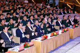 El secretario general del Partido Comunista de Vietnam, To Lam, junto con otros dirigentes del país, asiste al concierto (Fuente: VNA)