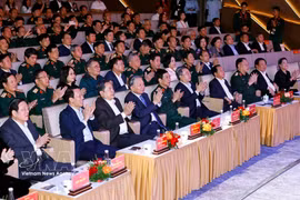 El secretario general del Partido Comunista de Vietnam, To Lam, junto con otros dirigentes del país, asiste al concierto (Fuente: VNA)