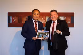 El embajador de Vietnam en Nueva Zelanda, Phan Minh Giang, y el alcalde Grant Smith (Fuente: VNA)