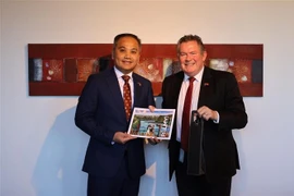El embajador de Vietnam en Nueva Zelanda, Phan Minh Giang, y el alcalde Grant Smith (Fuente: VNA)