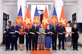 El secretario del Comité Central del Partido Comunista y ministro interino de Relaciones Exteriores de Vietnam, Le Hoai Trung, recibe a los embajadores y encargados de negocios de los países miembros de la ASEAN y de Timor-Leste en Hanoi (Fuente: VNA)