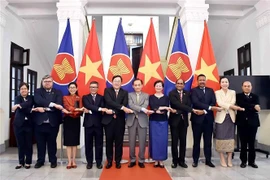 El secretario del Comité Central del Partido Comunista y ministro interino de Relaciones Exteriores de Vietnam, Le Hoai Trung, recibe a los embajadores y encargados de negocios de los países miembros de la ASEAN y de Timor-Leste en Hanoi (Fuente: VNA)