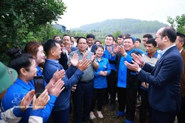 El primer ministro de Vietnam, Pham Minh Chinh, visita un modelo de cultivo de macadamia en la aldea Huoi Tao B (Fuente: VNA)