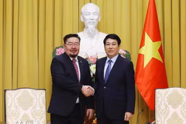 El presidente de Vietnam, Luong Cuong (derecha), recibe al presidente de la Oficina Presidencial de Mongolia, Gombojav Zandanshatar (Fuente: VNA)