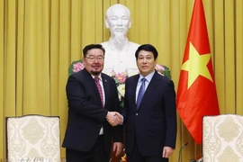 El presidente de Vietnam, Luong Cuong (derecha), recibe al presidente de la Oficina Presidencial de Mongolia, Gombojav Zandanshatar (Fuente: VNA)