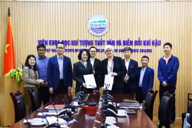 En la ceremonia de firma (Fuente: VNA)