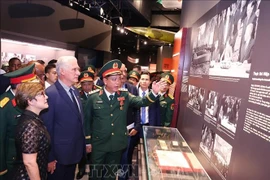 El primer secretario del Comité Central del Partido Comunista de Cuba y presidente de la República, Miguel Díaz-Canel Bermúdez, y su esposa visitan el Museo de Historia Militar de Vietnam (Fuente: VNA)