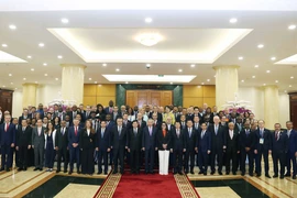 El secretario general del Partido Comunista de Vietnam, To Lam, posa una foto con los jefes de delegación (Fuente: VNA)