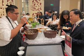 Visitantes disfrutan comidas peruanas en la ceremonia de inauguración del Festival “Sabores del Perú” en Hanoi (Fuente: VNA)