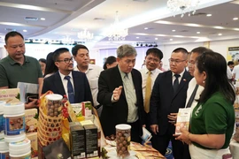 Los delegados visitan la zona donde se exhiben productos típicos de las localidades de la región Centro-Norte. (Foto: VNA)