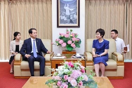 La directora general de la Agencia Vietnamita de Noticias (VNA), Vu Viet Trang, recibe al embajador de Beijing en Hanoi, He Wei, y a representantes de la Embajada china (Fuente: VNA)