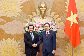 El presidente de la Asamblea Nacional de Vietnam, Tran Thanh Man (derecha) recibe al vicepresidente del Consejo de Representantes Regionales (Cámara Alta) de Indonesia, Yorrys Raweyai (Fuente: VNA)