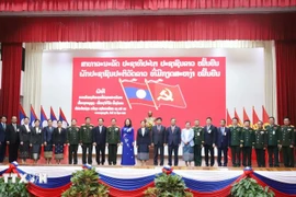 La vicepresidenta Vo Thi Anh Xuan y su par laosiana Pany Yathotou se toman una foto en la ceremonia. (Foto: VNA)