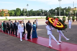 El presidente de la Asamblea Nacional y del Consejo de Estado de Cuba, Esteban Lazo Hernández, junto a una delegación de alto nivel, depositaron esta tarde una ofrenda floral y visitaron el Mausoleo del Presidente Ho Chi Minh (Fuente: VNA)