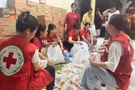 El personal de la Cruz Roja de Vietnam prepara artículos esenciales para ayudar a los hogares afectados por las inundaciones tras la tormenta Wipha. (Foto: VNA)