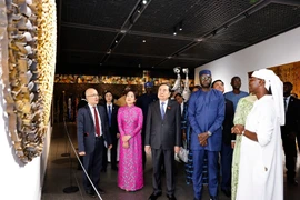 El presidente de la Asamblea Nacional de Vietnam, Tran Thanh Man, acompañado por su esposa y una delegación de alto nivel, visita el Museo de las Civilizaciones Negras en Dakar (Fuente: VNA)