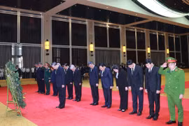 El secretario general del del Partido Comunista de Vietnam (PCV), To Lam, encabeza una delegación de alto rango del país para rendir homenaje póstumo al expresidente de Laos Khamtay Siphandone, en Vientiane (Fuente: VNA)