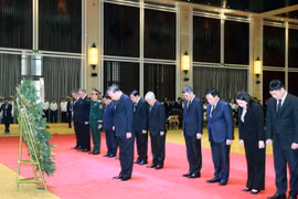 El secretario general del del Partido Comunista de Vietnam (PCV), To Lam, encabezó hoy una delegación de alto rango del país para rendir homenaje póstumo al expresidente de Laos Khamtay Siphandone, en Vientiane (Fuente: VNA)