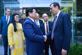 El primer ministro de Vietnam, Pham Minh Chinh (izquierda) se reúne con dirigentes de la Sociedad Nacional de Ferrocarriles de Francia (Fuente: VNA)