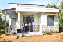 Y Dani Hd Ok, residente de la aldea de La, provincia de Dak Lak, y su esposa frente a su casa recién construida. (Foto: VNA)