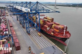 En un puerto internacional de contenedores en la ciudad de Hai Phong (Foto: VNA)