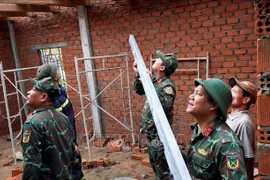 La reconstrucción de viviendas de las familias afectadas por desastres naturales en las zonas altas de Tay Tra en la provincia centrovietnamita de Quang Ngai, ha entrado en su fase final (Fuente: VNA)