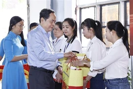 El presidente de la Asamblea Nacional de Vietnam, Tran Thanh Man, entregó regalos a los trabajadores desfavorecidos de la provincia sureña de Hau Giang (Fuente: VNA)