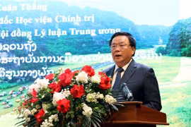 El doctor Nguyen Xuan Thang, director de la Academia Nacional de Política Ho Chi Minh, habla en el evento (Fuente: VNA)