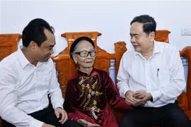 El presidente de la Asamblea Nacional de Vietnam, Tran Thanh Man (derecha) visita a la Madre Heroica vietnamita Ta Thi Tran (Fuente: VNA)