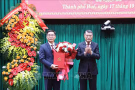 Le Minh Hung, miembro del Buró Político, secretario del Comité Central del PCV y jefe de su Comisión de Organización felicaita a Nguyen Dinh Trung (Fuente: VNA)