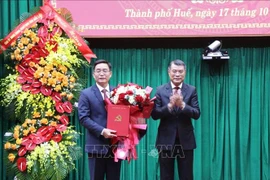 Le Minh Hung, miembro del Buró Político, secretario del Comité Central del PCV y jefe de su Comisión de Organización felicaita a Nguyen Dinh Trung (Fuente: VNA)