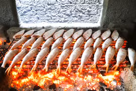 Preservan el arte tradicional de asar pescado en provincia de Nghe An