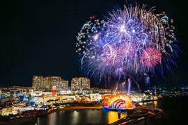 Espectacular espectáculo de fuegos artificiales en el puente Cau Hon en la Zona Económica Especial de Phu Quoc. Foto: VNA.