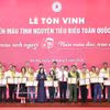 El presidente de la Asamblea Nacional de Vietnam, Tran Thanh Man, y la ministra de Salud, Dao Hong Lan, honran a donantes voluntarios de sangre más destacados a nivel nacional en 2026. (Foto: VNA)