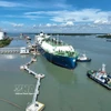 Un buque transportador de GNL atraca en la terminal de GNL Thi Vai (Ba Ria - Vung Tau) para importar gas natural licuado, complementando el suministro energético para el mercado nacional. Foto: VNA
