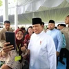 En un gesto de cercanía institucional, el presidente indonesio, Prabowo Subianto, saluda personalmente a los miembros de la comunidad musulmana en el recinto palaciego. (Foto: VNA)