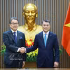 El primer ministro de Vietnam, Le Minh Hung, y el presidente del Banco de Japón para la Cooperación Internacional (JBIC), Maeda Tadashi. (Foto: VNA)