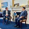 El ministro interino de Industria y Comercio, Le Manh Hung (derecha), y el senador estadounidense Bill Hagerty, del Partido Republicano, en representación del estado de Tennessee. (Foto: VNA)