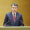 El primer ministro Le Minh Hung presenta informe sobre los resultados socioeconómicos de 2025. (Foto: VNA)