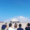 El vuelo fue recibido con la ceremonia del arco de agua al aterrizar en el Aeropuerto de Cam Ranh. Foto: VOV