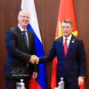 El primer ministro de Vietnam, Le Minh Hung, y el director general del Fondo de Inversión Directa de Rusia (FIDR), Kiril Dmitriev. (Foto: VNA)