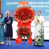 La vicepresidenta del Comité Popular de la ciudad de Da Nang, Nguyen Thi Anh Thi, entrega flores de felicitación a los representantes participantes en el programa Hospital Volador Orbis 2026 en Da Nang. (Foto: VNA)