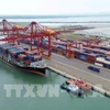 Barco recibe contenedores en puerto marítimo internacional Chu Lai. (Foto: VNA)