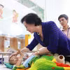 La viceprimera ministra de Vietnam, Pham Thi Thanh Tra, visita las instalaciones médicas para alentar y otorgar regalos a pacientes infantiles ingresados en el Hospital Pediátrico 2. (Foto: VNA)